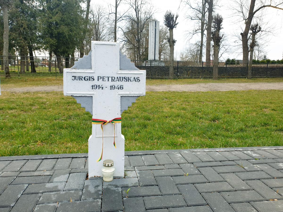 Antkapinis paminklas karininkui Jonui Stapulioniui Joniškėlyje