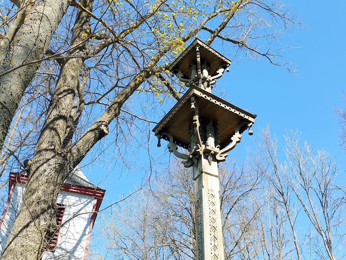 Stogastulpis Skrebotiškio Švč. Jėzaus Širdies bažnyčios šventoriuje