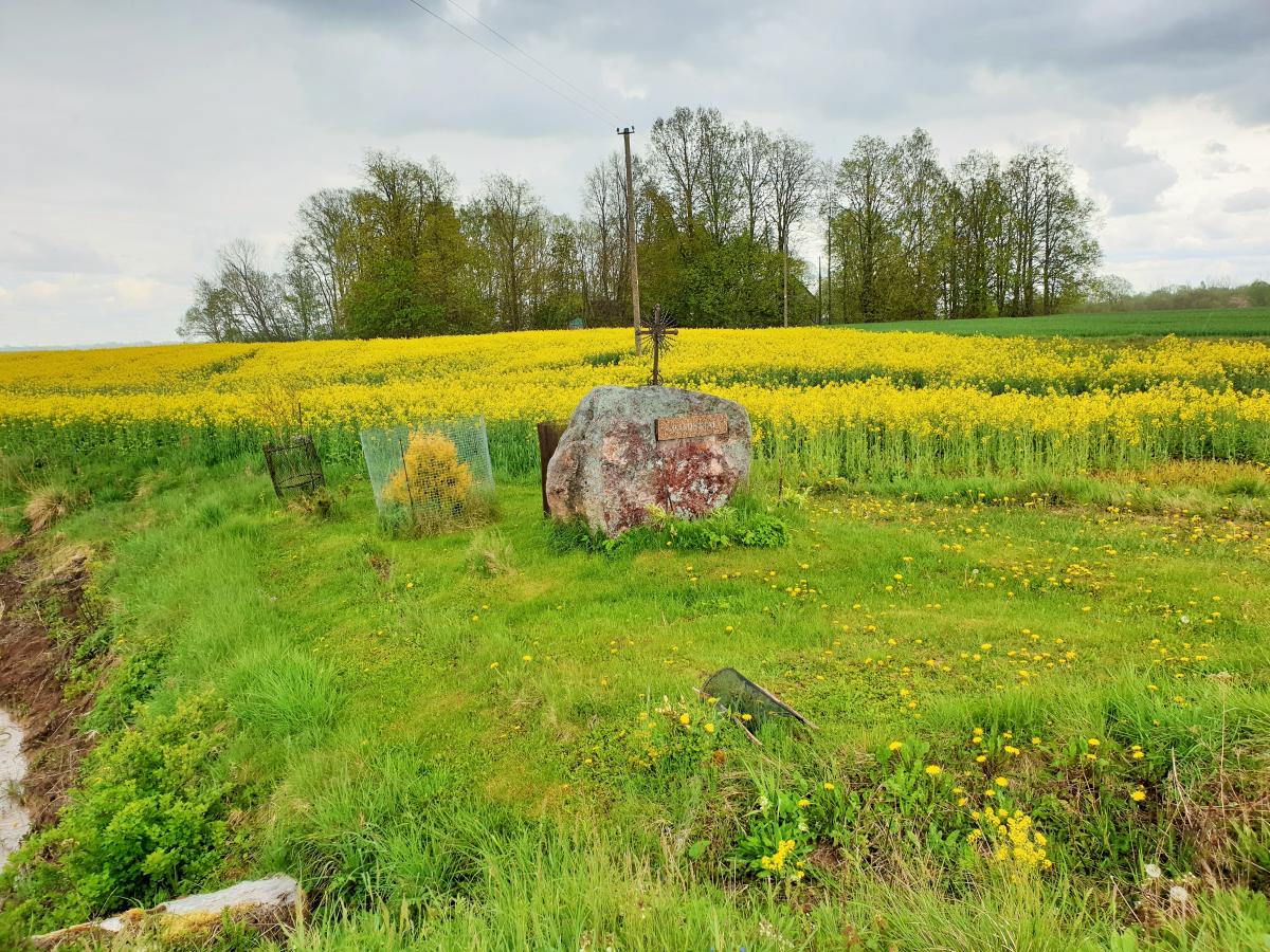 Paminklinis akmuo išnykusiam Pamiškių kaimui Pasvalio apylinkių seniūnijoje, Pasvalio rajone