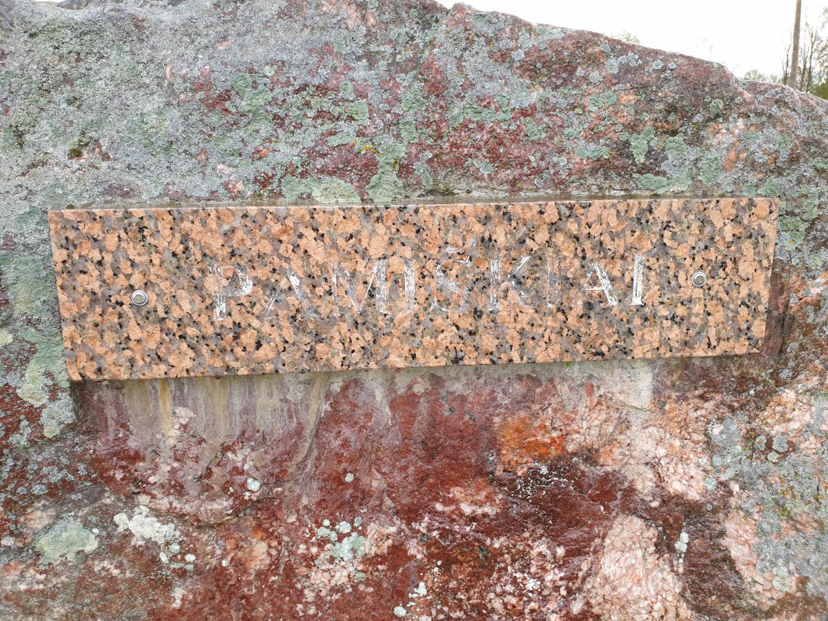 Paminklinis akmuo išnykusiam Pamiškių kaimui Pasvalio apylinkių seniūnijoje, Pasvalio rajone