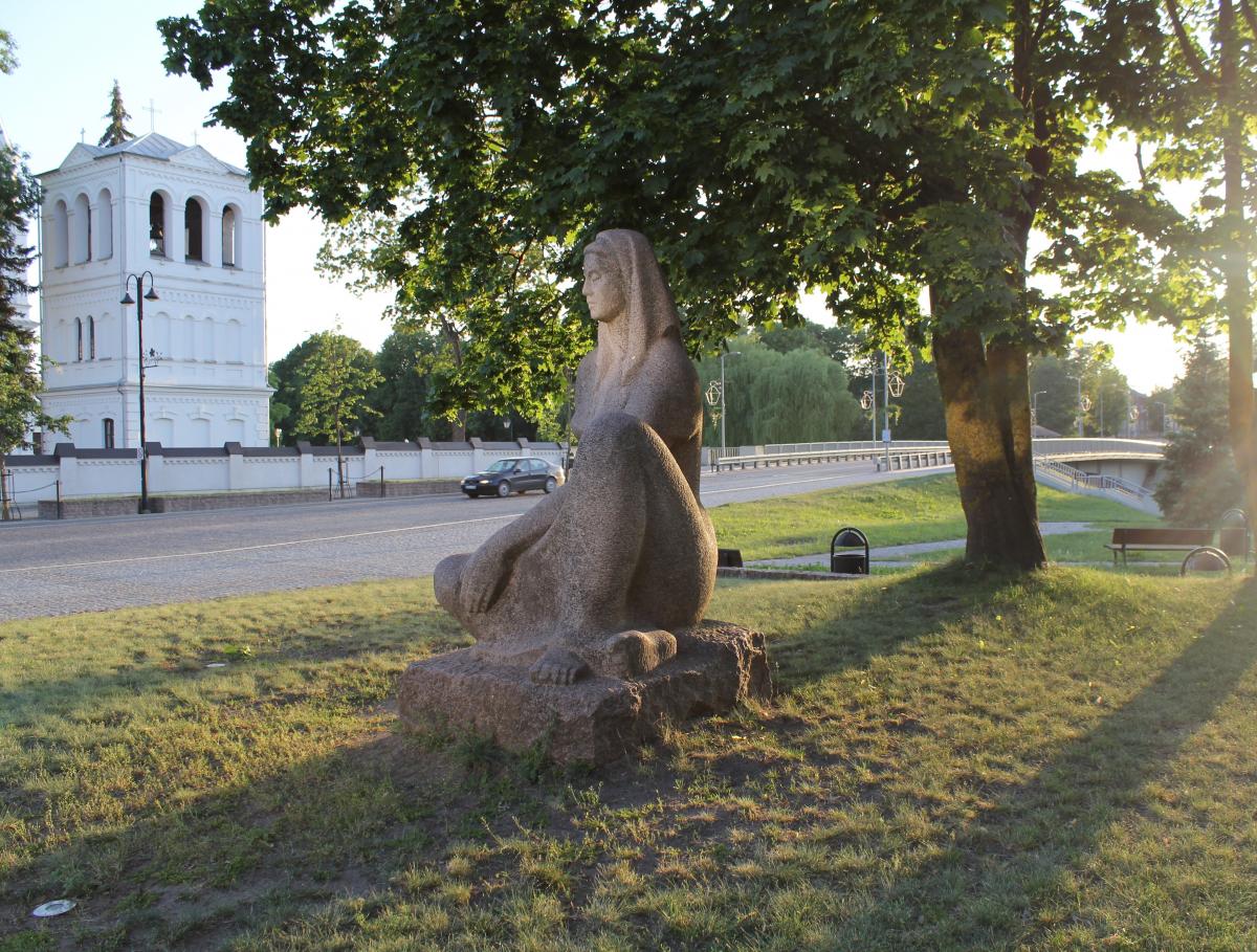 Dekoratyvinė skulptūra „Laukuose“ Vytauto Didžiojo aikštėje, Pasvalyje