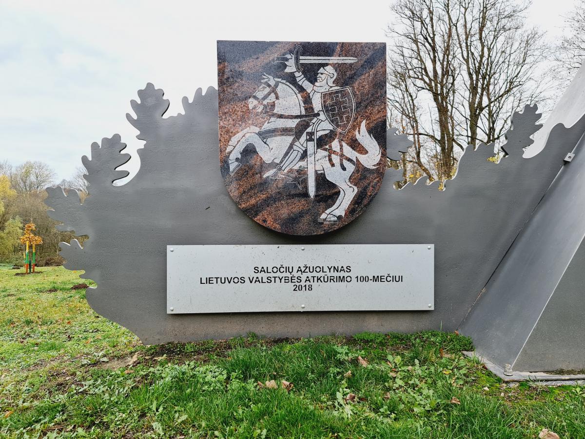 Skulptūra-meninė kompozicija „Saločių ąžuolynas Lietuvos valstybės atkūrimo šimtmečiui“ Saločių miestelyje, Saločių seniūnijoje