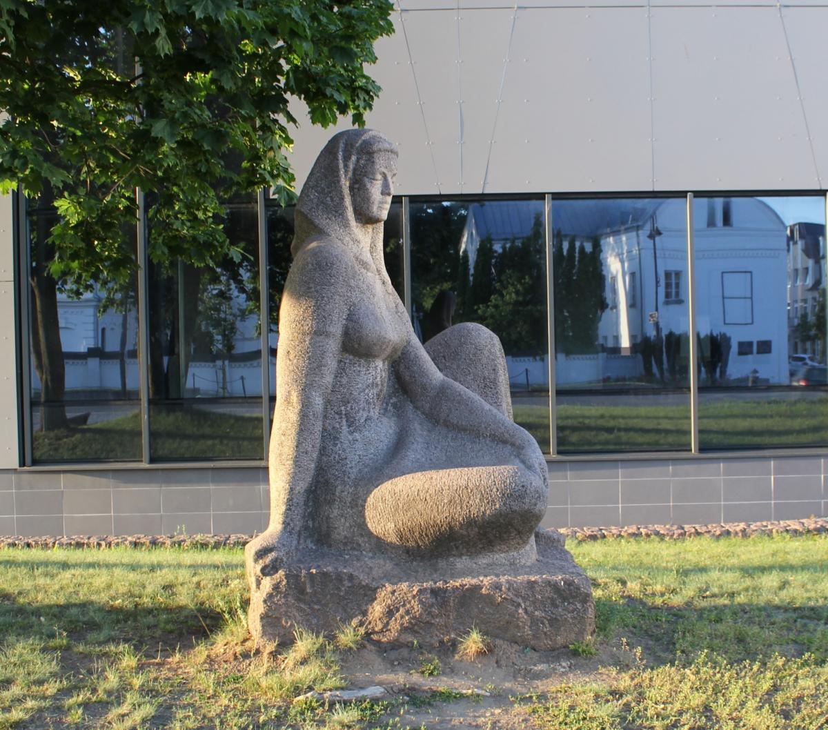 Dekoratyvinė skulptūra „Laukuose“ Vytauto Didžiojo aikštėje, Pasvalyje