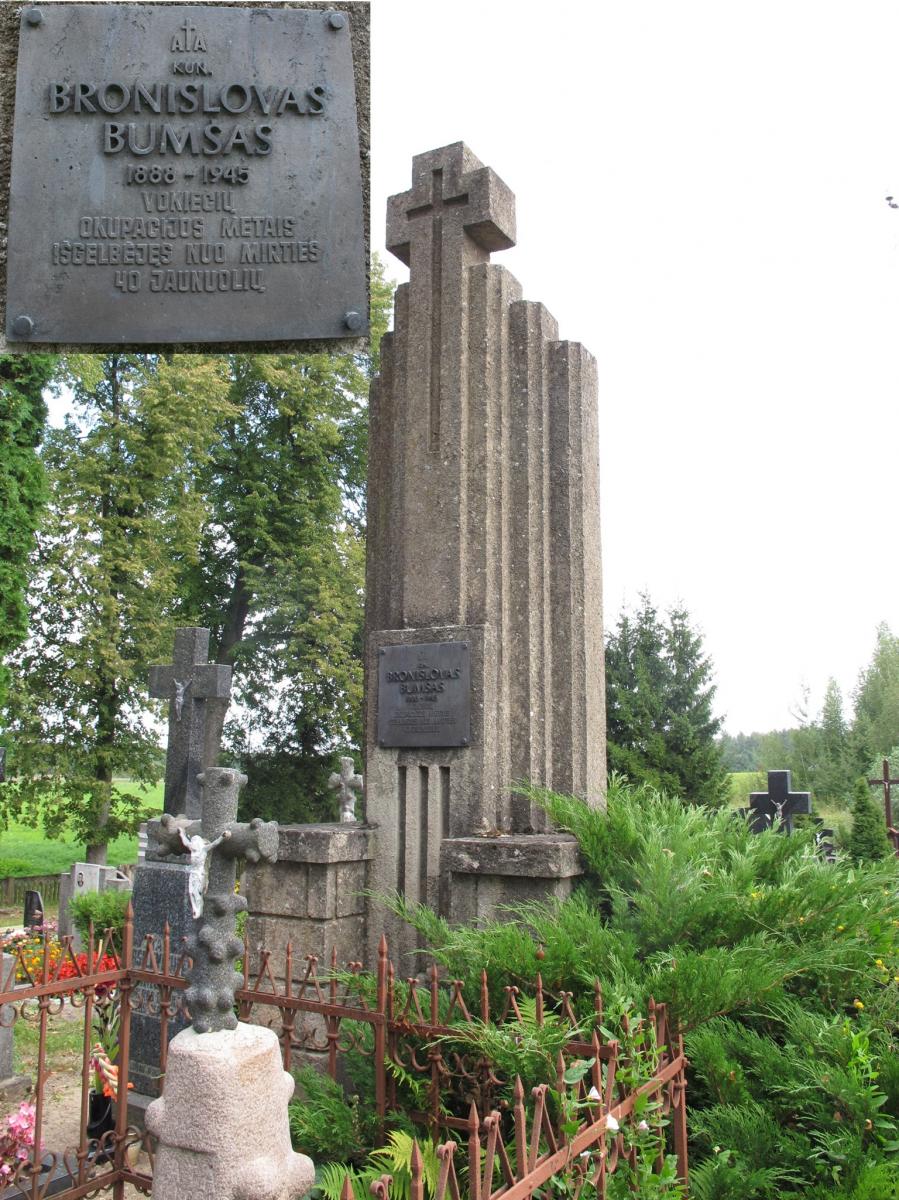 Paminklas kunigui Bronislovui Bumšui Grūžių kapinėse