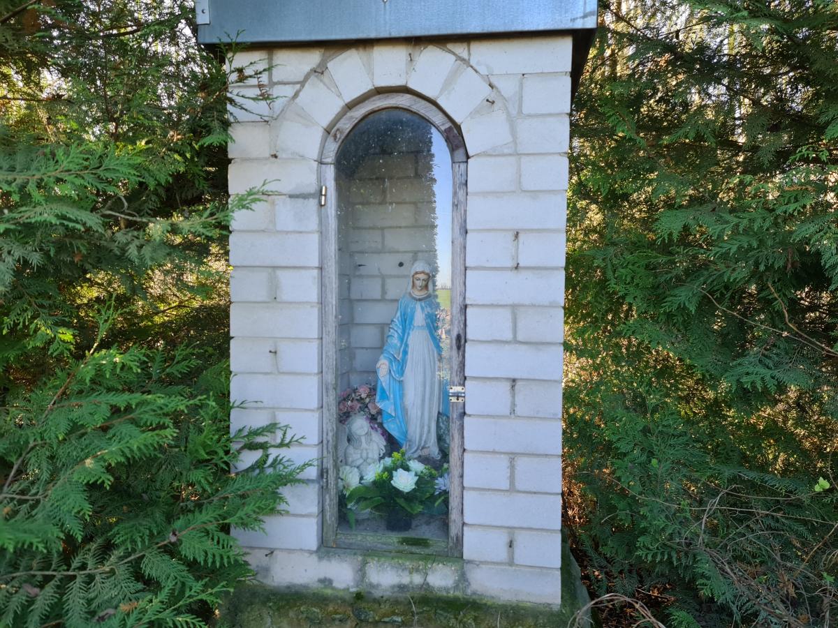 Koplytėlė su Švč. Mergelės Marijos skulptūra Jutiškių kaime, Krinčino seniūnijoje 