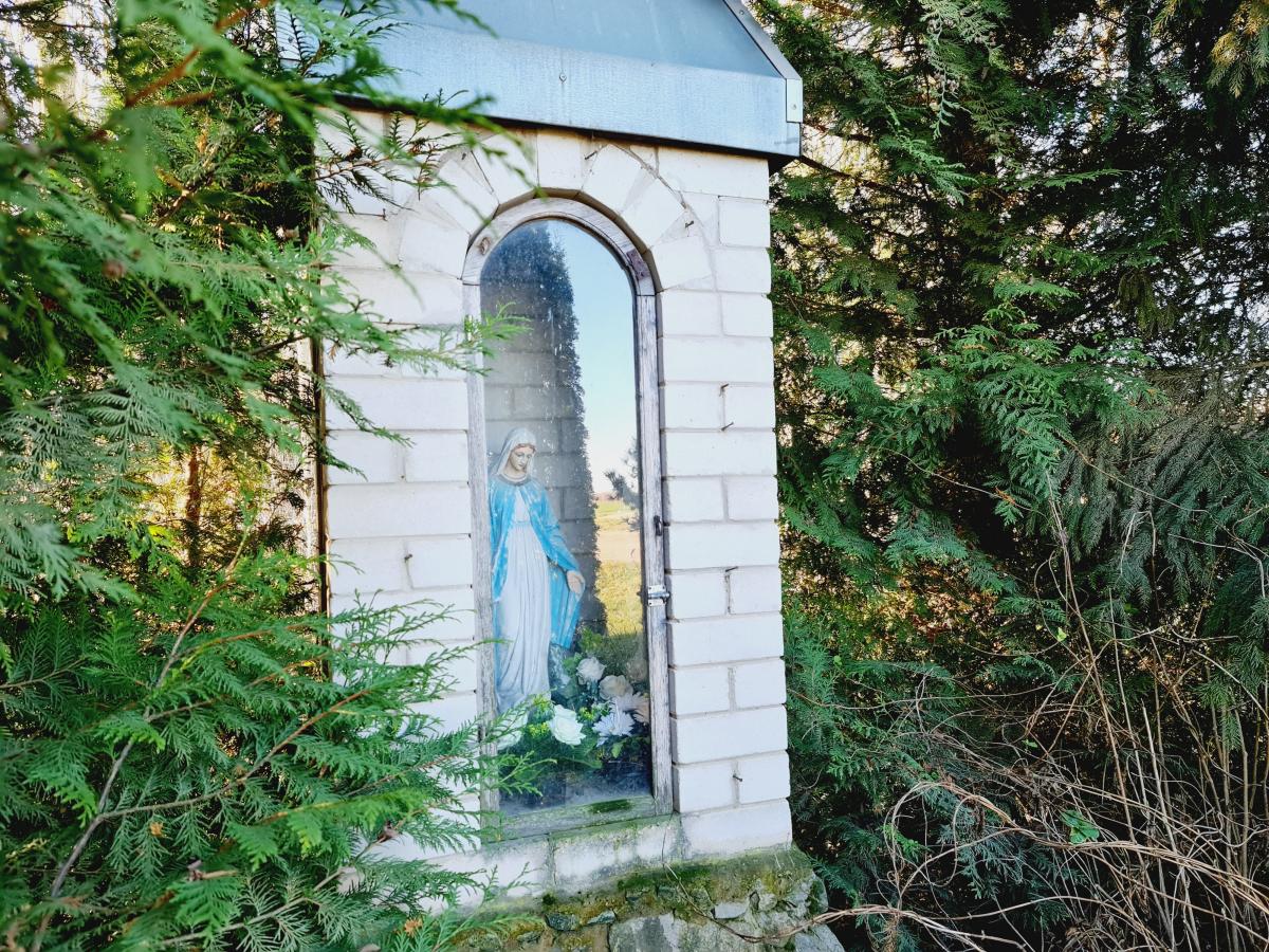 Koplytėlė su Švč. Mergelės Marijos skulptūra Jutiškių kaime, Krinčino seniūnijoje 