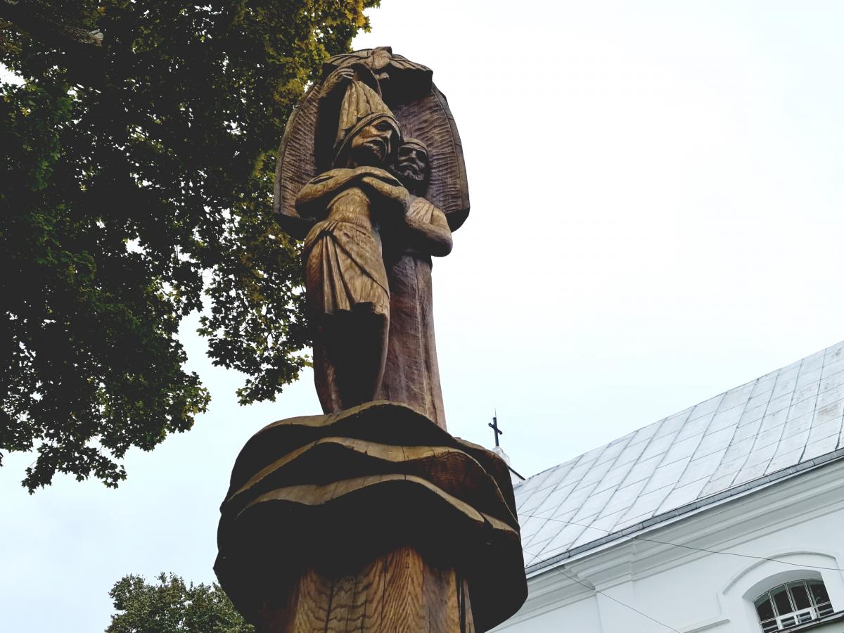 Atminimo stogastulpis klebonui monsinjorui Jonui Balčiūnui Pasvalio bažnyčios šventoriuje