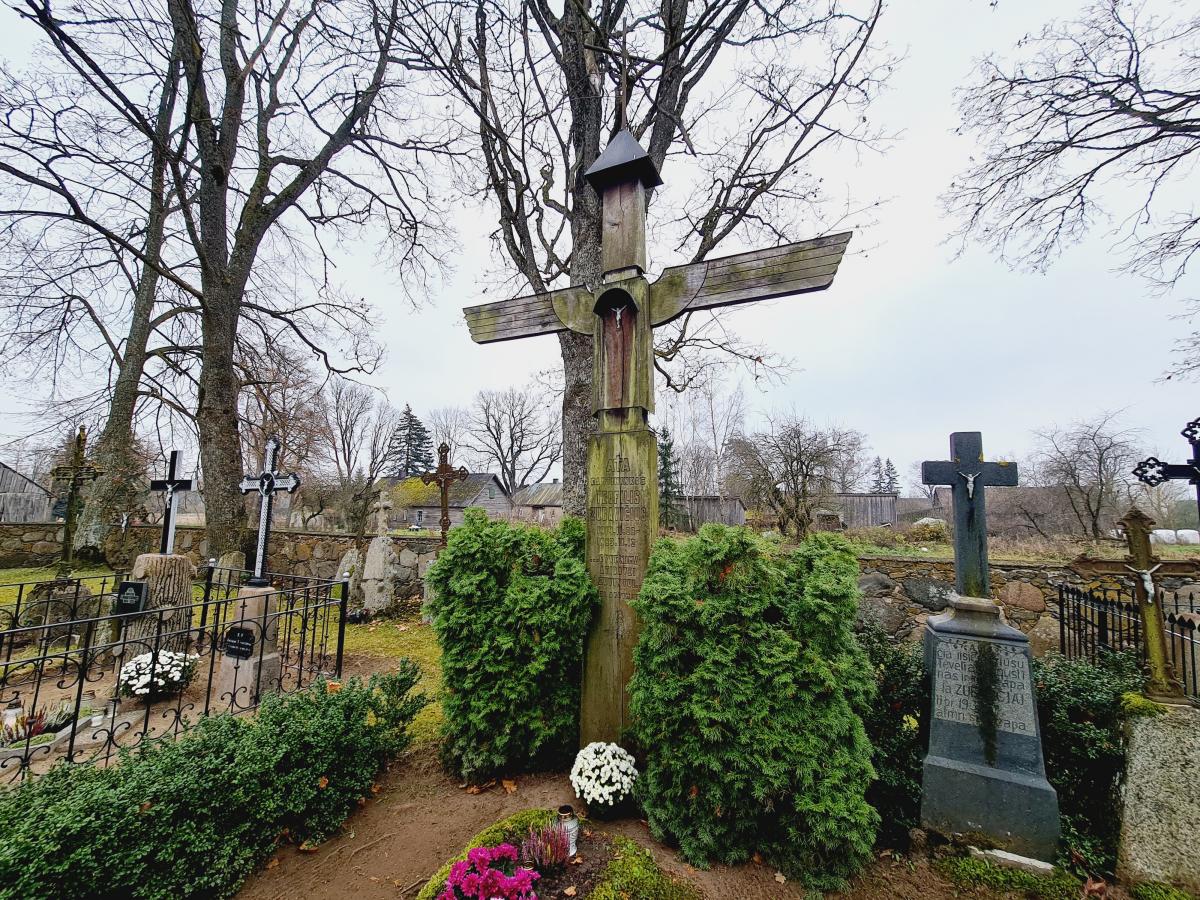 Gamtininko Teofilio Zubavičiaus kapas Kriklinių Švč. Mergelės Marijos Apsilankymo bažnyčios šventoriuje