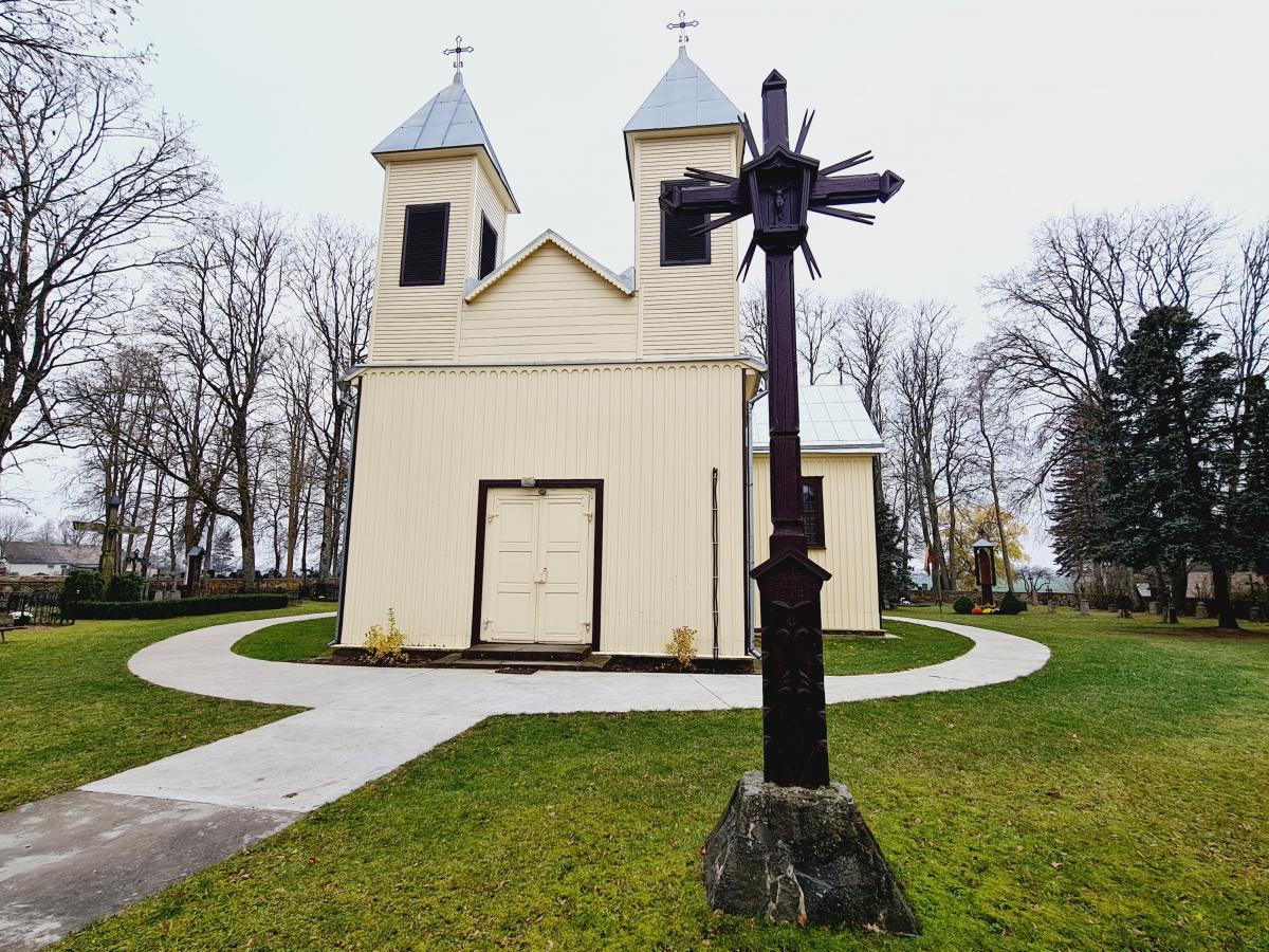 Kryžius Kriklinių Švč. Mergelės Marijos Apsilankymo bažnyčios šventoriuje