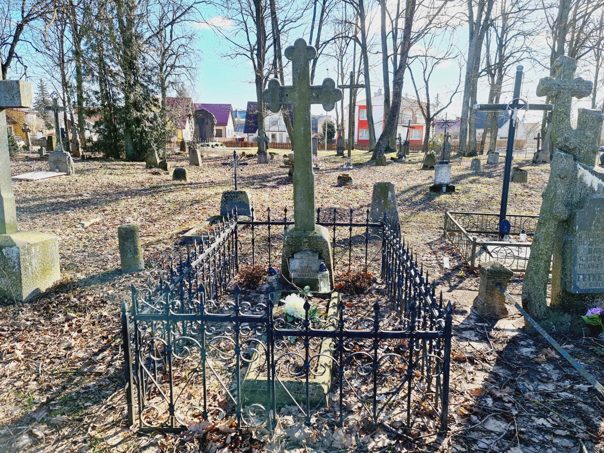 Knygnešio Kazio Gumbelevičiaus kapas Pasvalio senosiose kapinėse (dab. P. Avižonio g.)