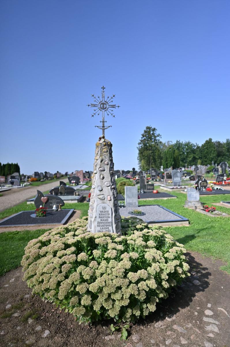 Paminklas partizanams Vaškų miestelio kapinėse