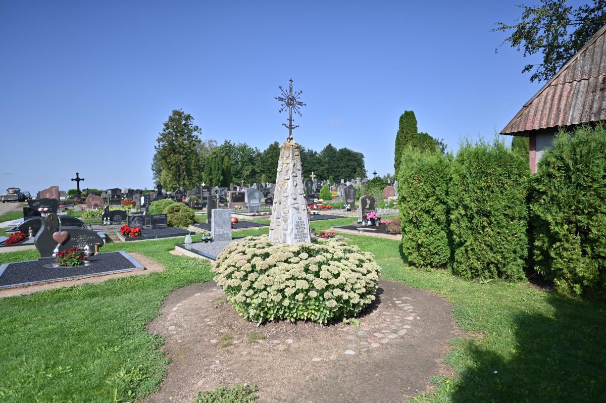 Paminklas partizanams Vaškų miestelio kapinėse