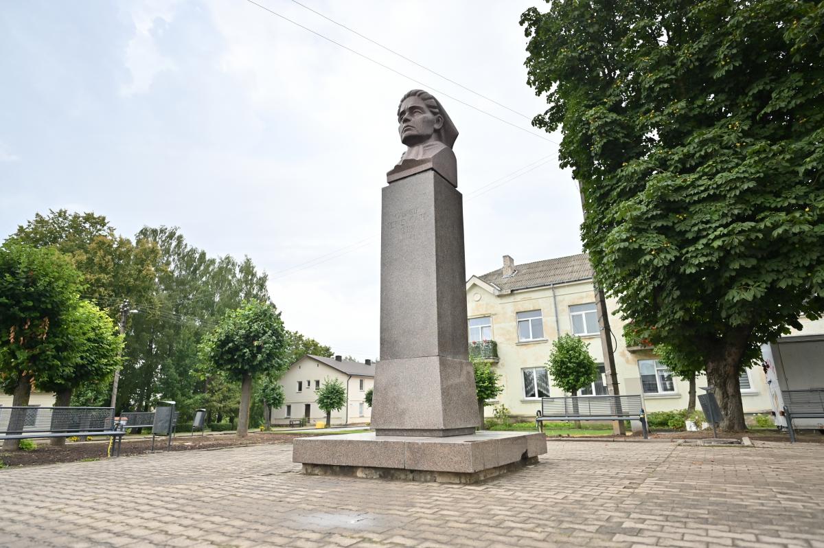 Paminklas rašytojai Gabrielei Petkevičaitei-Bitei Joniškėlyje