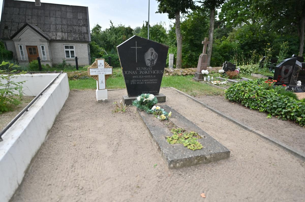 Kunigo Jono Jaskevičiaus kapas Pušaloto miestelio kapinėse