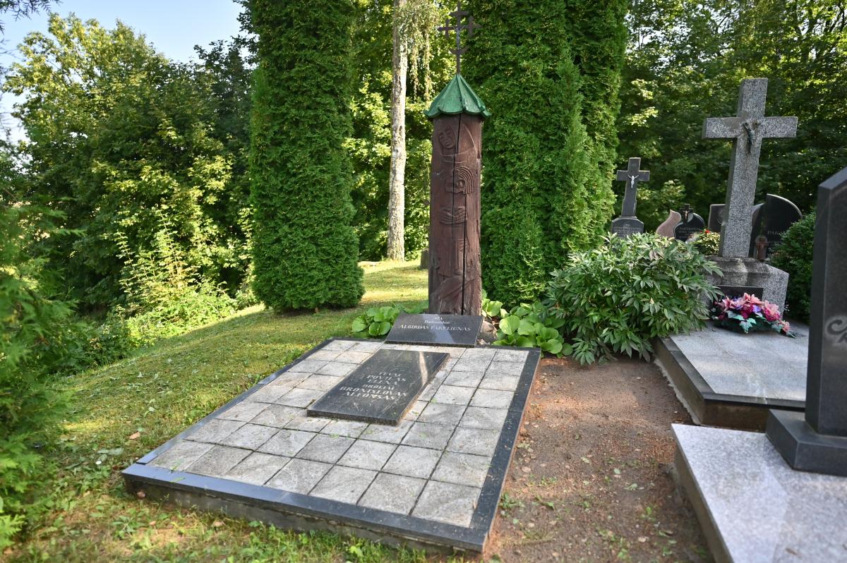 Dailininko, grafiko Algirdo Pakeliūno kapas Dovydų kapinėse