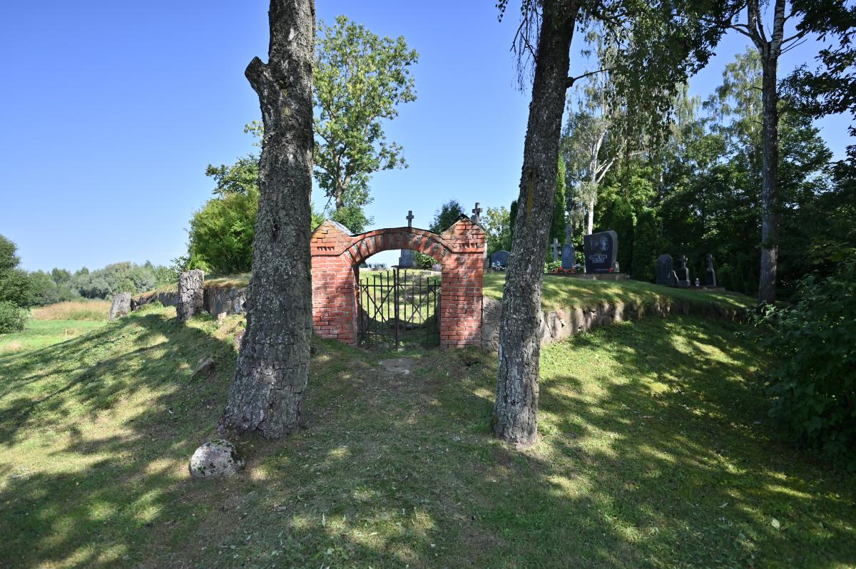 Dailininko, grafiko Algirdo Pakeliūno kapas Dovydų kapinėse