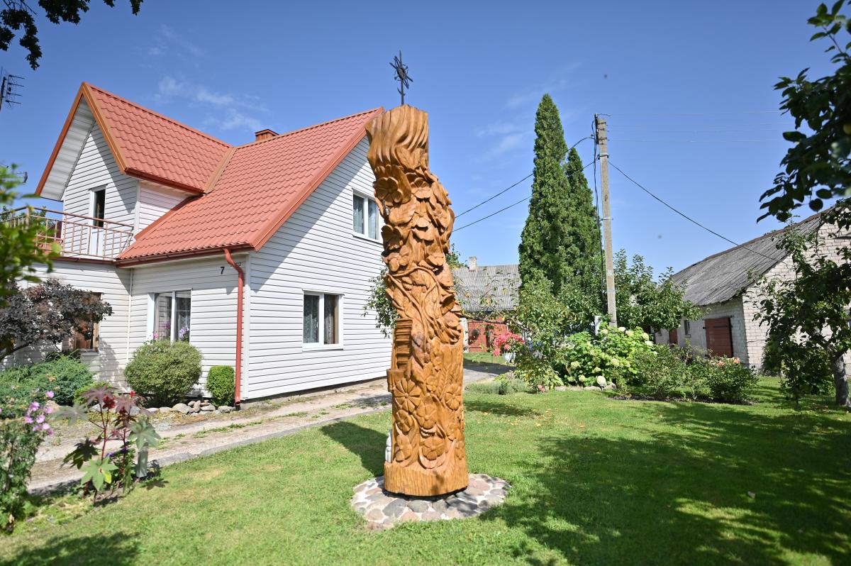 Stogastulpis rašytojui Mykolui Karčiauskui gimtojoje sodyboje, Žvirgždės kaime, Krinčino seniūnijoje