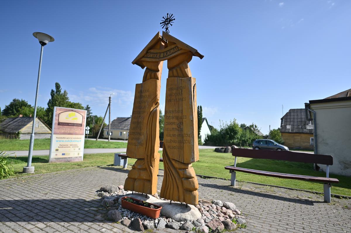 Koplytstulpis išnykusiems kaimams Vaškų miestelyje, Vaškų seniūnijoje 