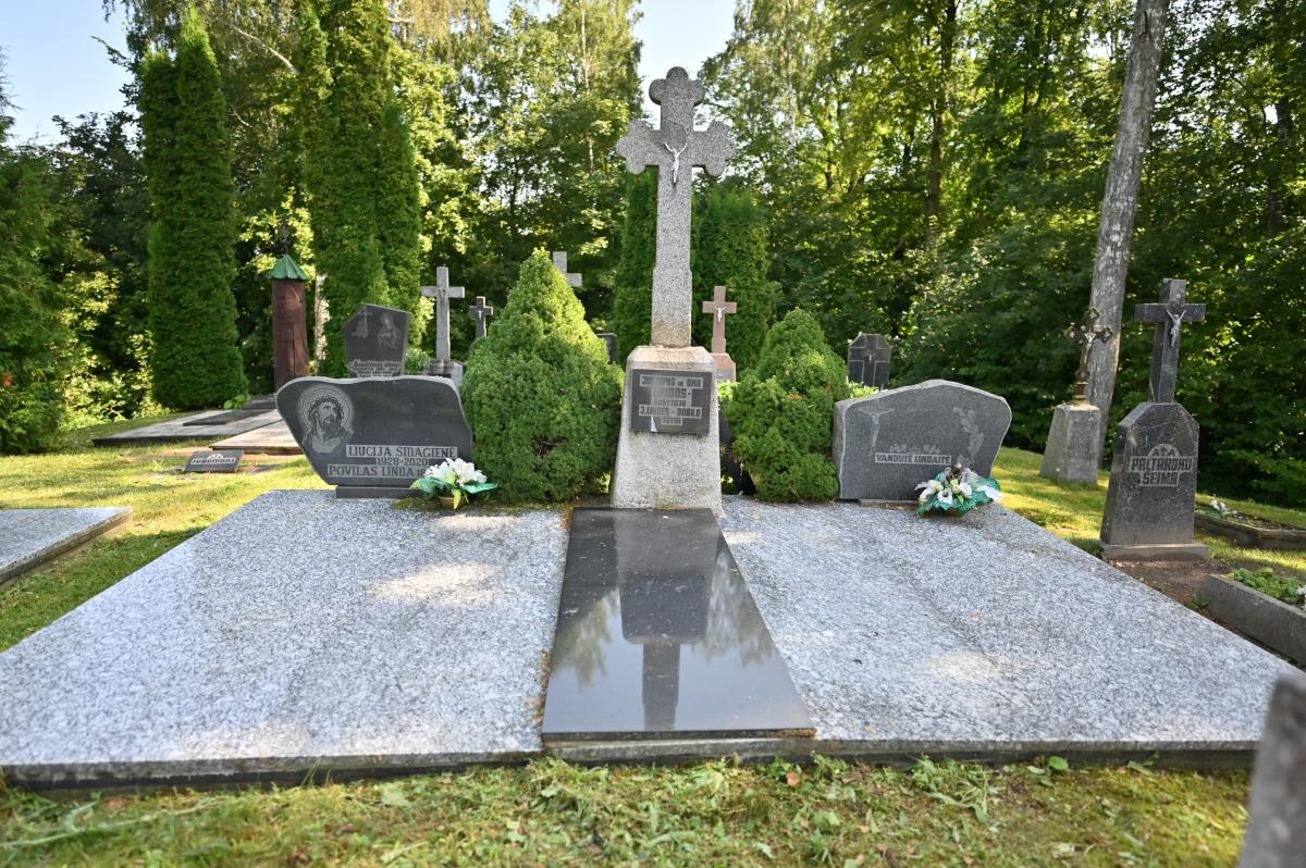 Rašytojo, kunigo Julijono Lindės-Dobilo tėvų kapas Dovydų kapinėse