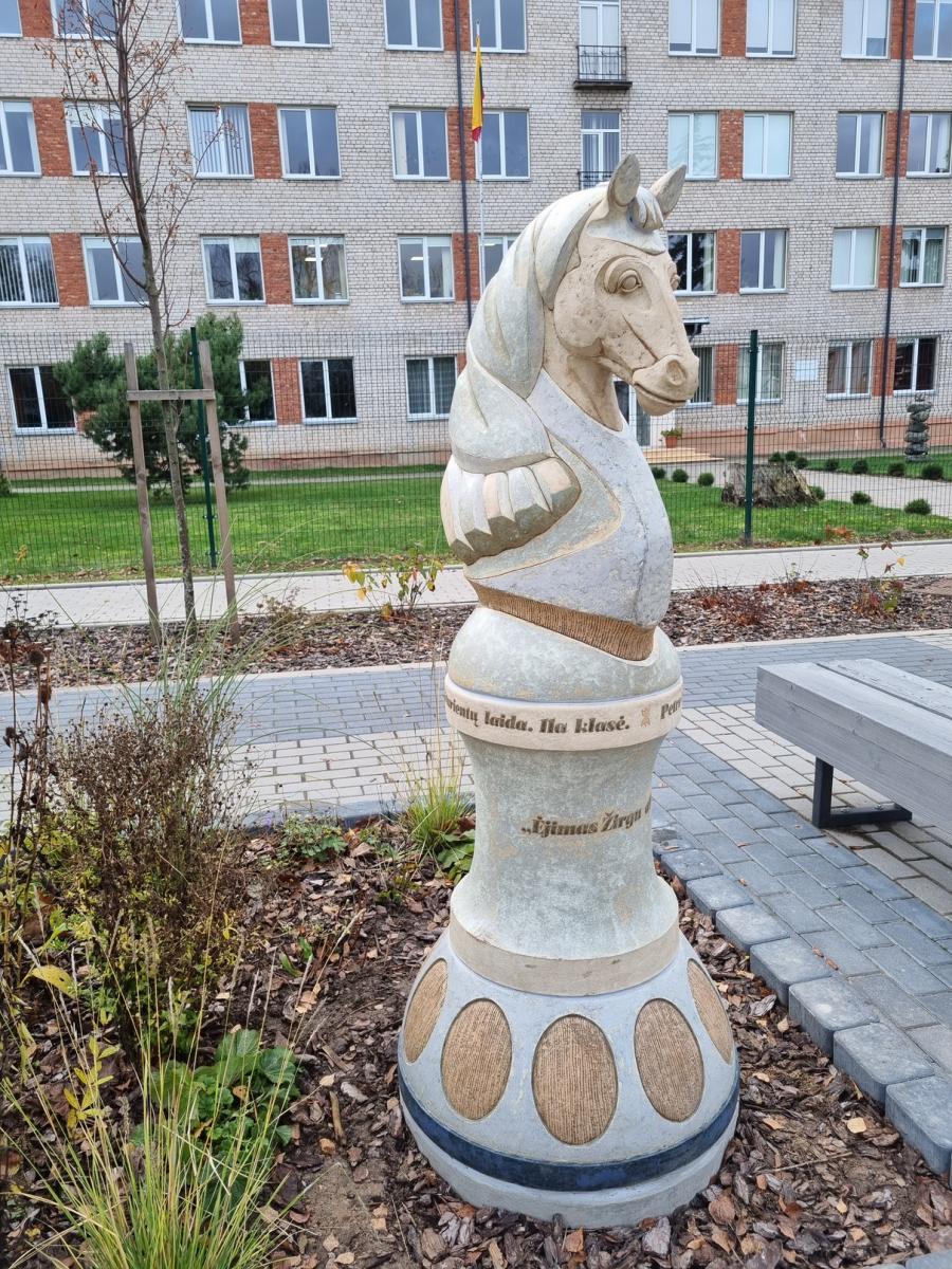 Skulptūra „Ėjimas Žirgu a9 a11“ prie Pasvalio Petro Vileišio gimnazijos