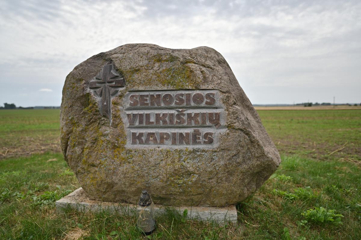 Paminklinis akmuo senosioms Vilkiškių kapinėms Vilkiškių kaime, Pumpėnų seniūnijoje