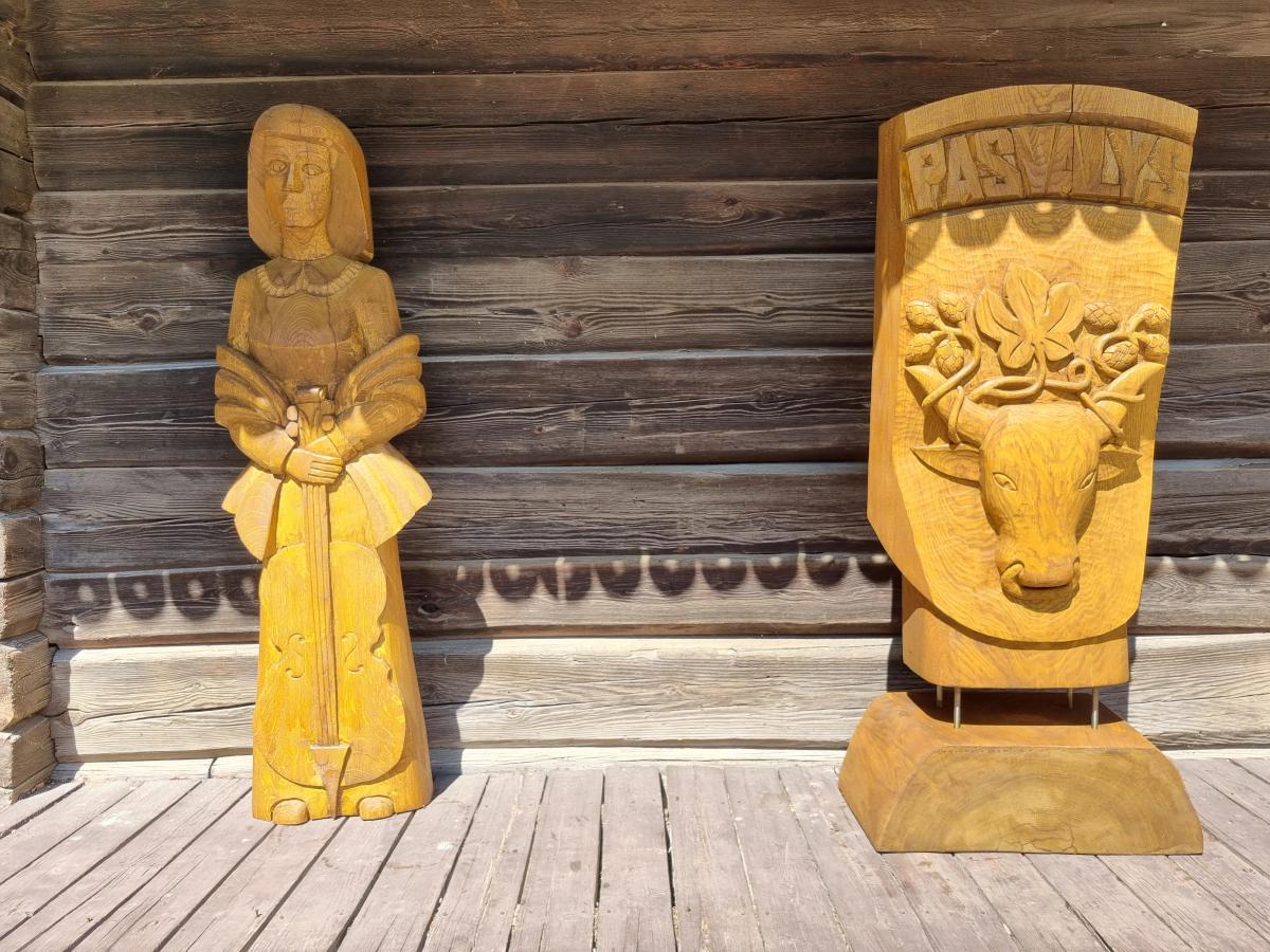 „Apynio giesmių“ skulptūros Pasvalyje