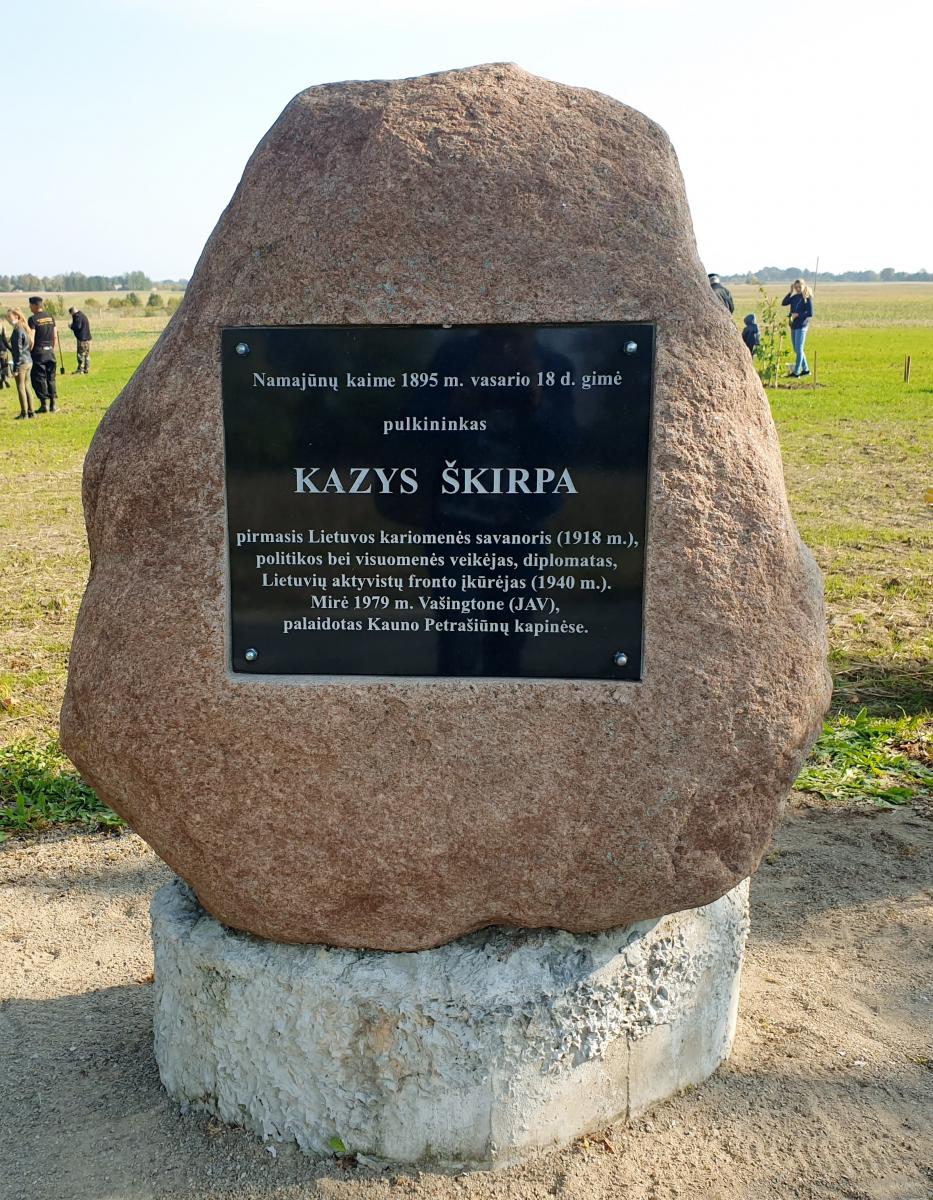 Paminklinis akmuo ir ąžuolynas pirmajam Lietuvos kariuomenės savanoriui Kaziui Škirpai Namajūnų kaime