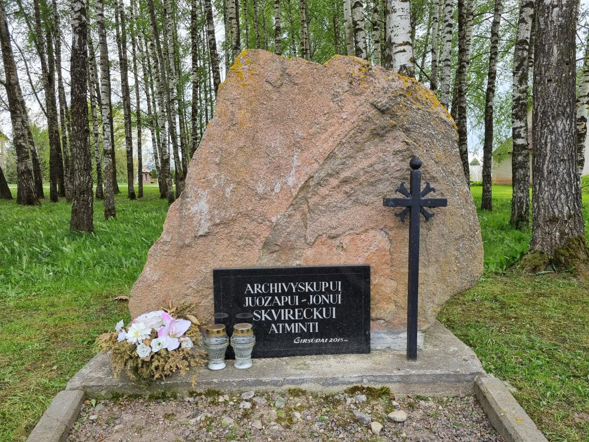 Paminklinis akmuo arkivyskupui metropolitui Juozapui Jonui Skvireckui atminti Girsūdų kaime, Daujėnų seniūnijoje