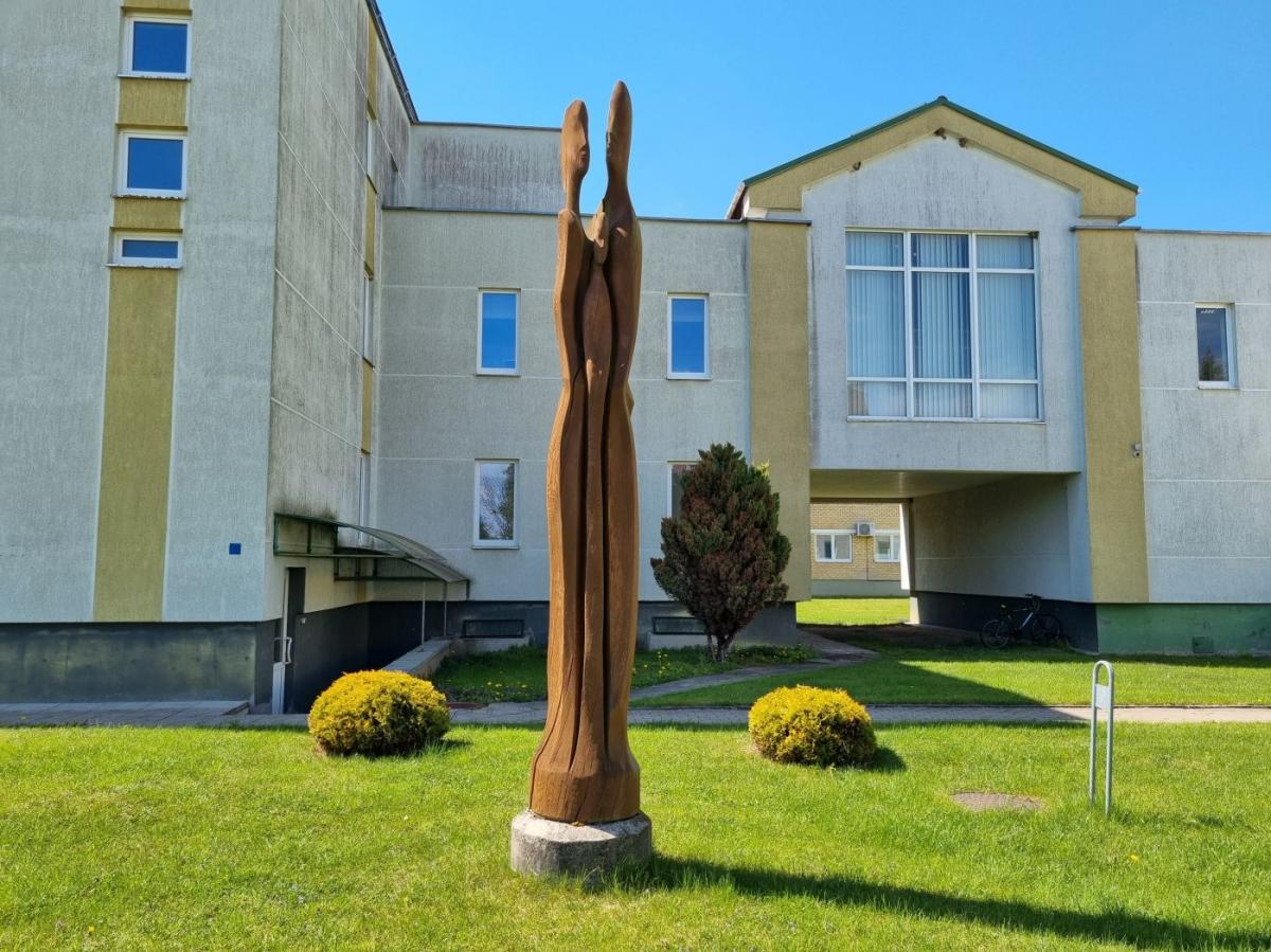 Skulptūra „Šeima“ prie Pasvalio pirminės asmens sveikatos priežiūros centro