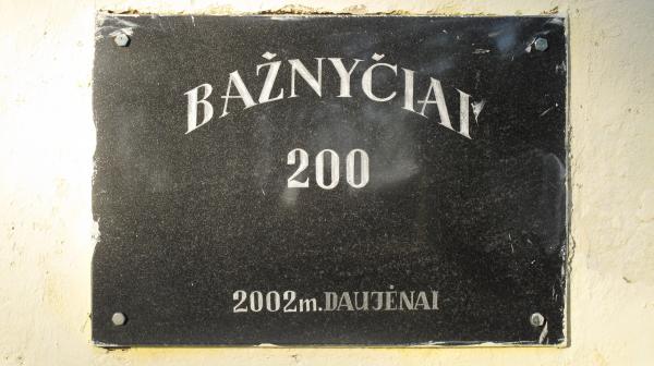 Kryžius ir jubiliejinė lenta Daujėnų bažnyčios 200 m. jubiliejui