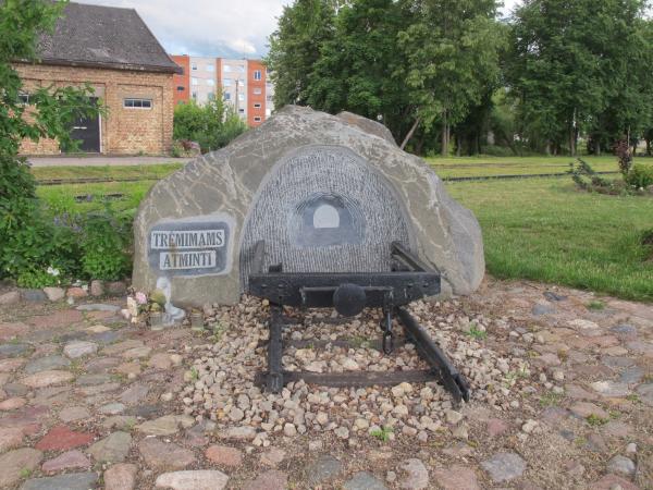 Paminklinė kompozicija „Trėmimams atminti“