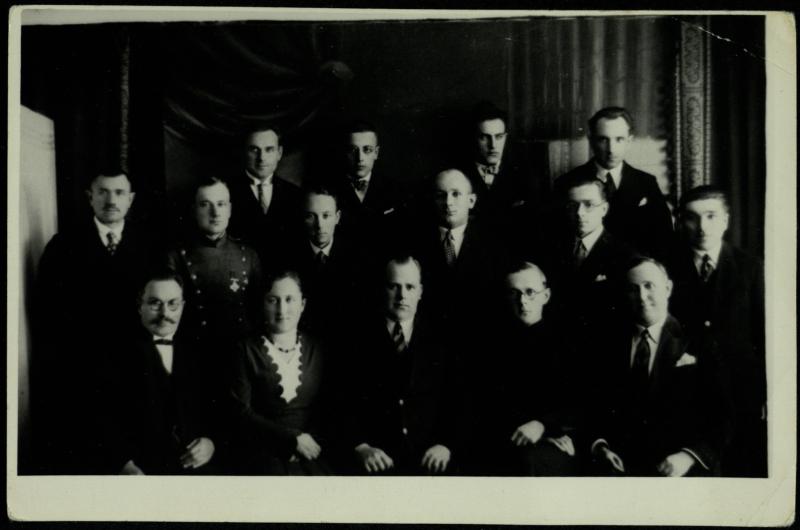 Pasvalio aukštesniosios komercijos mokyklos pedagogai. Apie 1933 m.