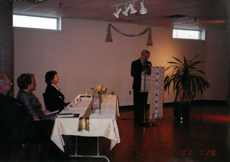 Rašytojas, savaitraščio „Tėviškės Žiburiai“ redaktorius Česlovas Senkevičius kalba per savo knygos  „Ketvirtoji upė“ pristatymą Anapilio muziejaus parodų salėje, Mississaugoje (Kanada). 2001 m. sausio 28 d.