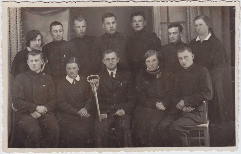 1934–1935 mokslo metų Pasvalio aukštesniosios komercijos mokyklos abiturientai su auklėtoju lituanistu Vladu Kulboku