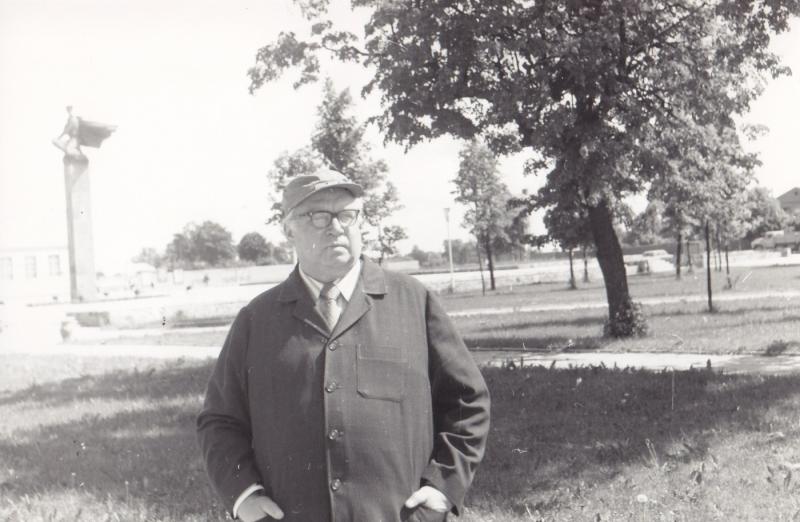 Eugenijus Matuzevičius Biržuose (toliau matyti poeto Juliaus Janonio paminklas)