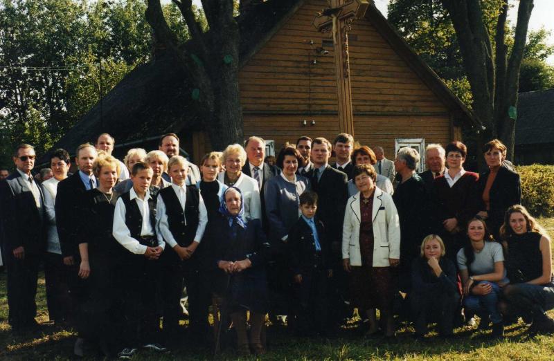 Vasinauskų giminė prie senelių namų Pasvalio vienkiemyje. 1999 m.