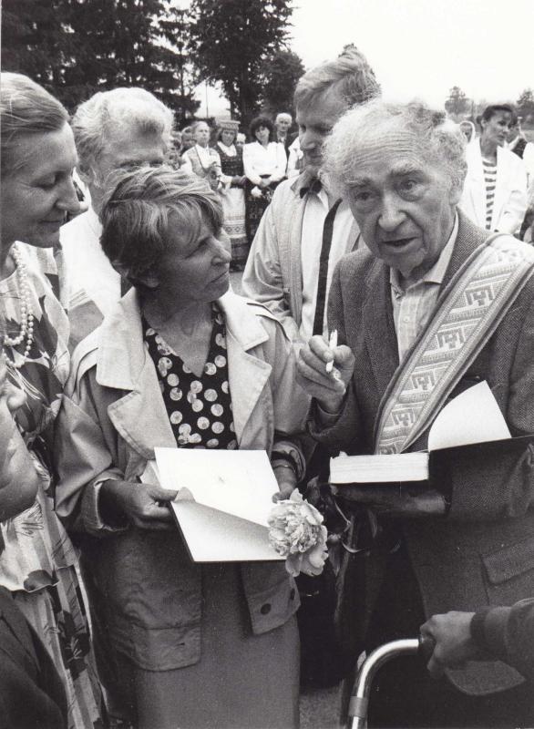Bedalinant autografus ir kalbos daug