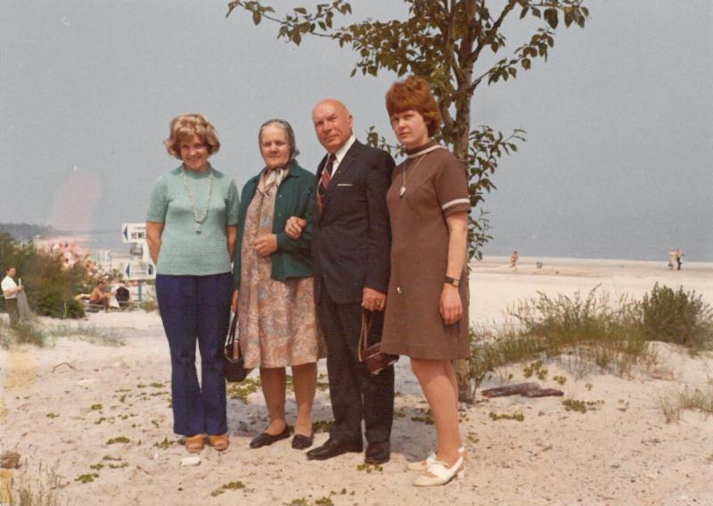 Antrasis Kazio Balčiūno vizitas Lietuvoje, praleidus ilgus tremties metus Jungtinėse Amerikos Valstijose. K. Balčiūnas su šeima prie jūros. 1974 m.