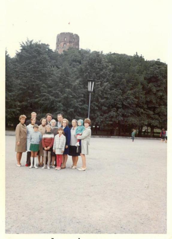 Pirmasis Kazio Balčiūno vizitas Lietuvoje, praleidus ilgus tremties metus Jungtinėse Amerikos Valstijose. K. Balčiūnas nuotraukoje įamžino savo artimuosius. Vilnius, 1972 m. rugpjūčio 26 d.