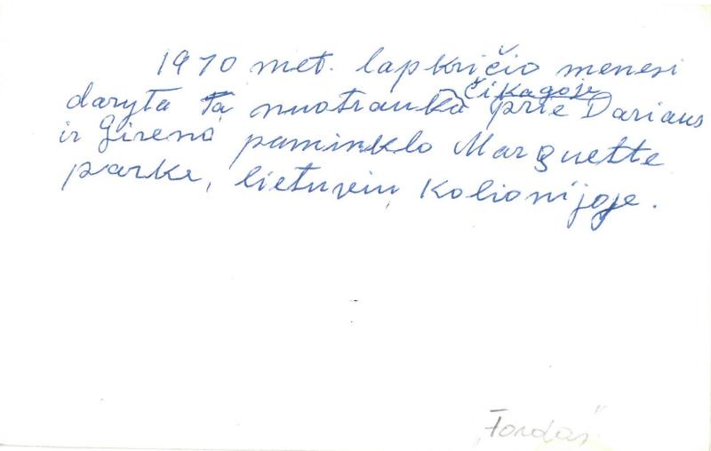Kazys Balčiūnas. Kitoje fotografijos pusėje yra užrašas: „1970 met. lapkričio mėnesį / daryta ta nuotrauka Čikagoje, prie Dariaus / ir Girėno paminklo Marquette / parke, lietuvių kolonijoje.“