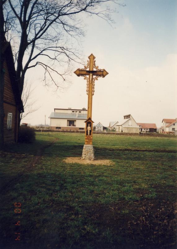 Paminklinis kryžius  Vasinauskų sodyboje, Pasvalio Vienkiemiuose. 2000 m.