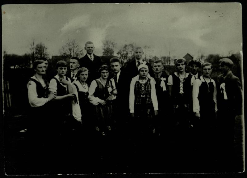 Sceninė kompozicija „Lietuviškos vestuvės“ Pasvalio aukštesniojoje komercijos mokykloje. Jaunojo ir jaunosios vaidmenis atliko Julius Šidagis ir Elena Neimantaitė. 1935 m.