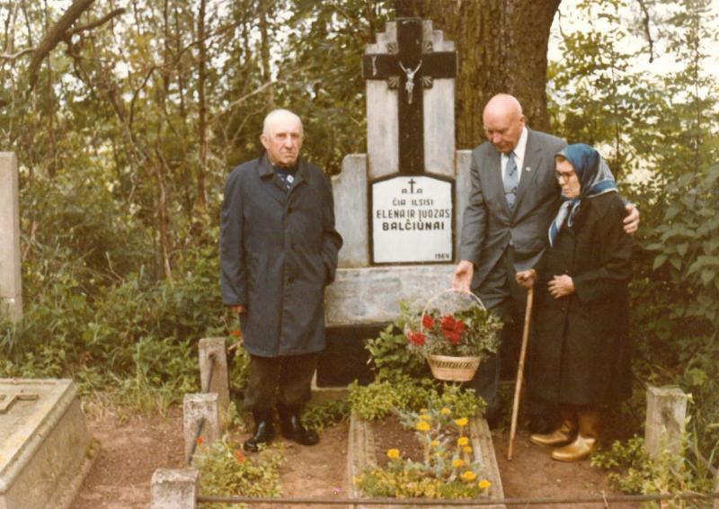 Trečiasis Kazio Balčiūno vizitas Lietuvoje, praleidus ilgus tremties metus Jungtinėse Amerikos Valstijose. K. Balčiūnas (antras iš kairės). 1977 m.