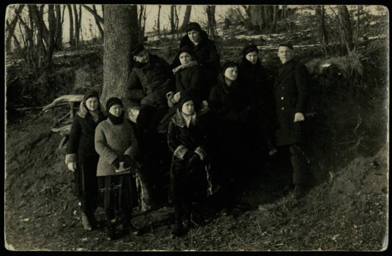 Pasvalio aukštesniosios komercijos mokyklos moksleiviai. Julius Šidagis atsirėmęs į medžio kamieną. Apie 1933–1934 m.