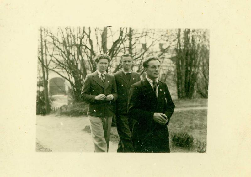 Česlovas Senkevičius su kolegomis Ukmergės valstybinės mokytojų seminarijos sodelyje 1940 metų pavasarį