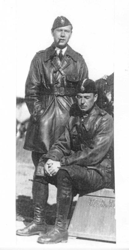 Lietuvos karo aviacijos leitenantai Simonas Mockūnas (su pypke) ir Ignas Vilius