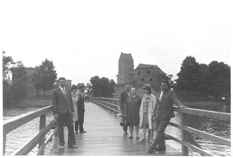 Antrasis Kazio Balčiūno vizitas Lietuvoje, praleidus ilgus tremties metus Jungtinėse Amerikos Valstijose. K. Balčiūnas nuotraukoje įamžino savo artimuosius. Trakai, 1974 m.