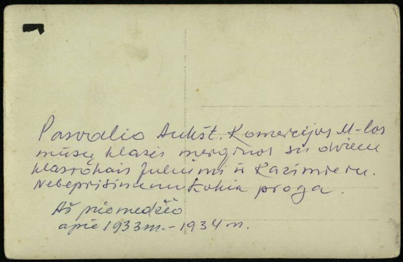 Pasvalio aukštesniosios komercijos mokyklos moksleiviai. Julius Šidagis atsirėmęs į medžio kamieną. Apie 1933–1934 m.