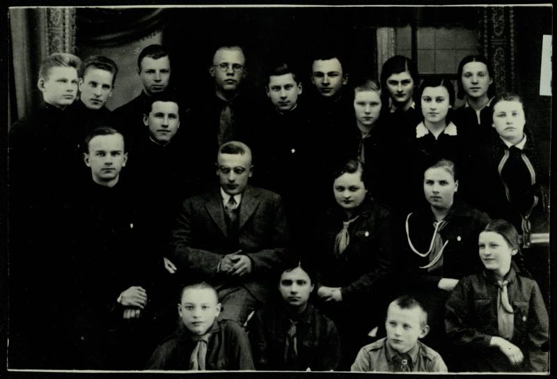 Pasvalio aukštesniosios komercijos mokyklos skautų organizacijos vadovybė. Julius Šidagis paskutinėje eilėje pirmas iš kairės. 1935 m.