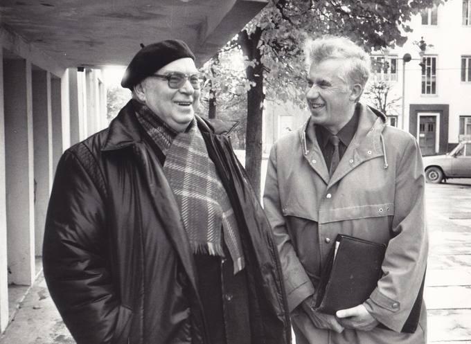 Poetas Eugenijus Matuzevičius (kairėje) su mokytoju Romualdu Paškevičiumi Pasvalyje prie Mariaus Katiliškio viešosios bibliotekos